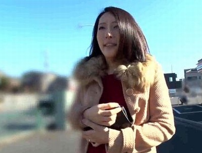 お金を借りてた奥さまを狙ってお持ち帰り！　謝礼をエサに簡単GET！美人妻の綺麗なカラダをたっぷり味わって中出し