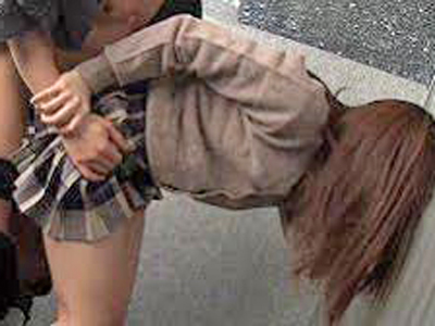 エアコン業者を装ったレイプ犯に自宅で犯される女子校生