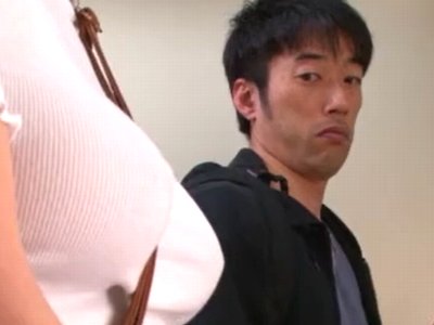 巨乳Jカップ娘がノーブラ・パイスラ！たまらずエレベーターの中でガチレイプ！