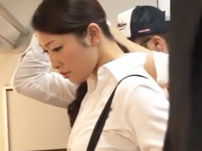 セクシーボディのミニスカ美人教師が満員電車で中出し痴漢被害に‥