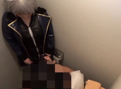 「ここ…トイレですけど？///」エチエチボディの童顔レイヤーに公衆トイレで強制おしゃぶり撮影