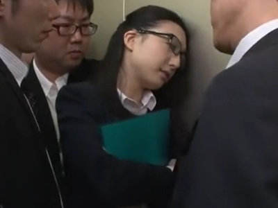 エレベーター内で突然乱交顔面への射精レイプされてしまうOLさん