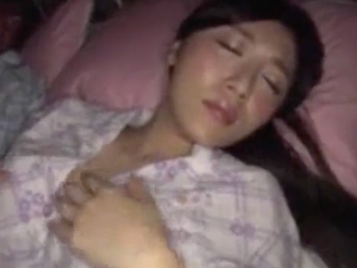 親がいるので声を押し殺す巨乳妹を夜這い種付けレイプ