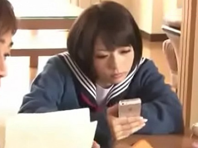 遊びに来たお兄ちゃんの友達にこたつで膣内射精される妹