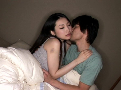 慰めを見られて義弟と一線を越える義姉