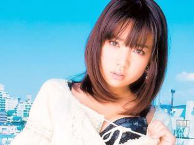 他の女優さんの撮影中で声が出せないのに挿入される美人