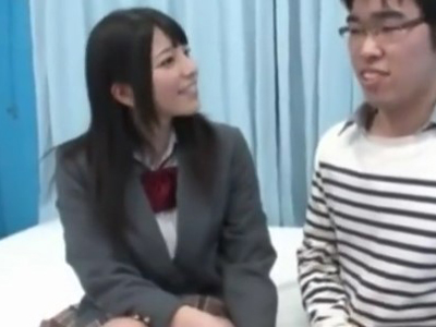 上原亜衣ちゃんがキモ童貞くんを優しく膣内射精筆下ろし