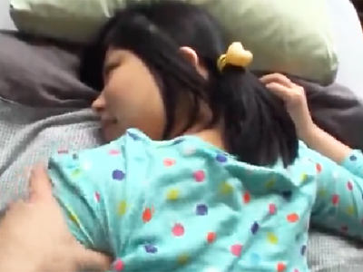 部屋でゴロゴロしてる童顔妹とのじゃれあいからのまさかの近親パコ