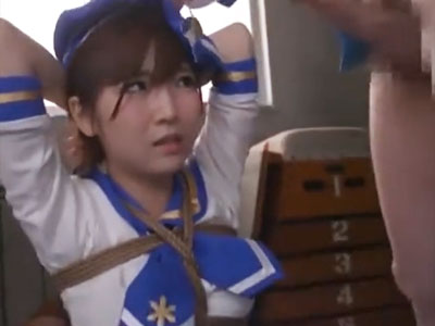 拘束されたコスプレ童顔がデカマラを喉奥まで突きこまれて悶絶