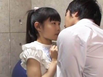 体育倉庫で完全にアウトなロリ娘を犯すセクシー先生ｗ