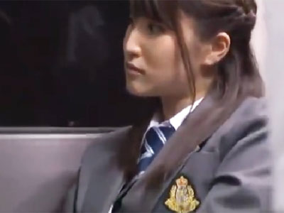 バス内でドいやらしいの痴漢男に好き放題にされてしまう制服姿の美少女JK